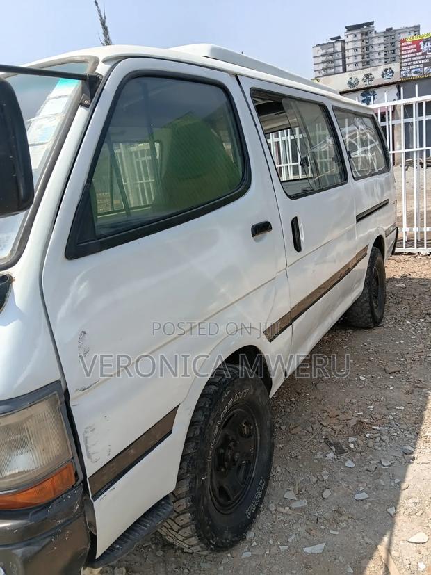 Toyota HiAce 2004 White - thumbnail 2