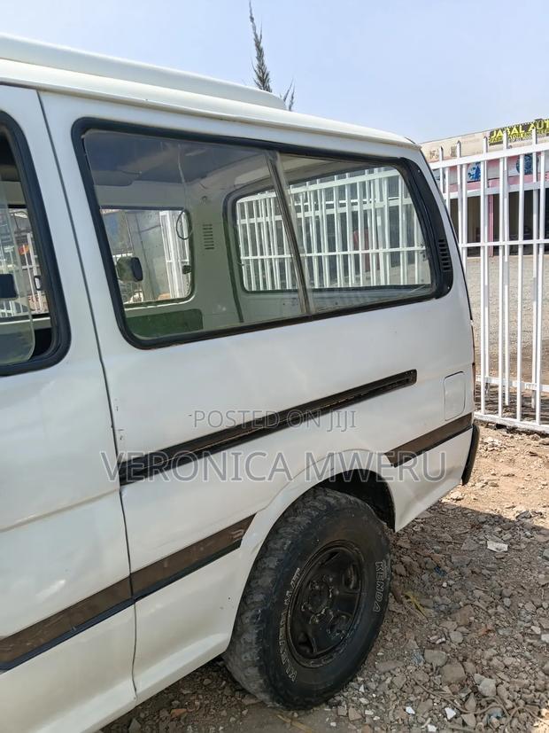 Toyota HiAce 2004 White - thumbnail 3