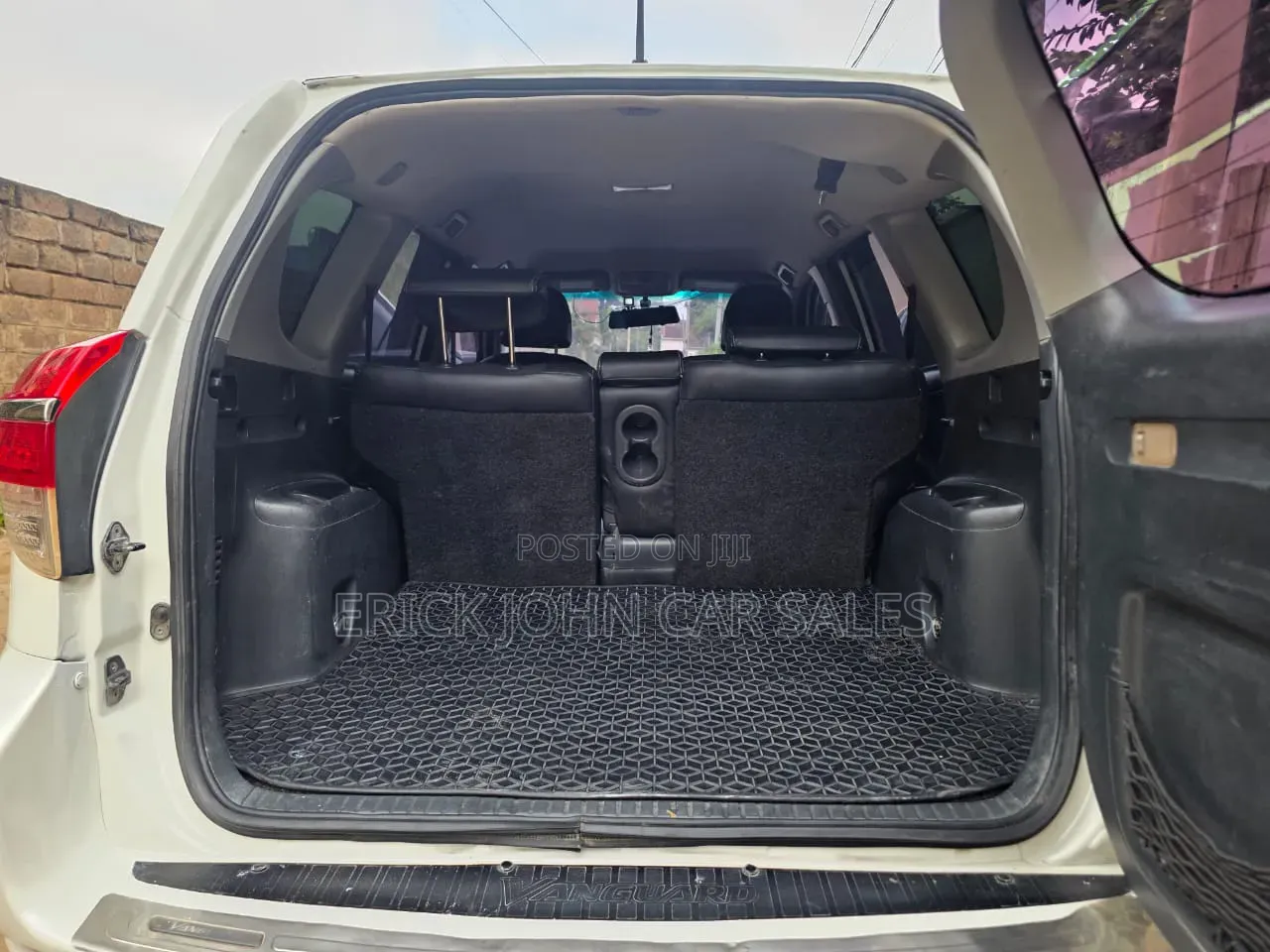 Toyota Vanguard 2012 White