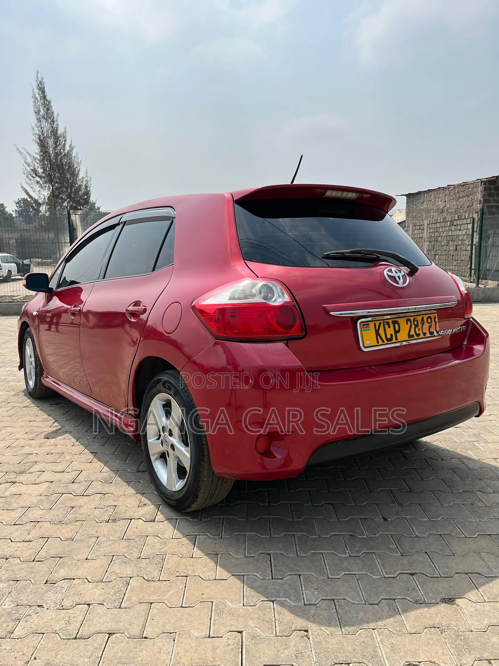 Toyota Auris 2011 Red