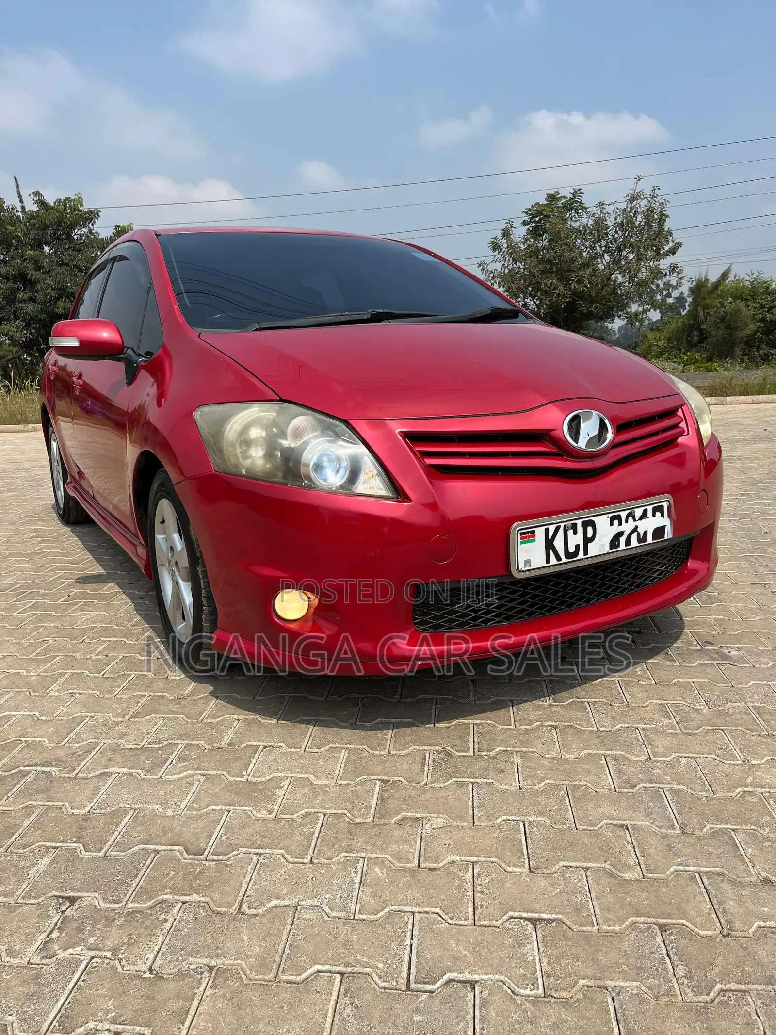 Toyota Auris 2011 Red