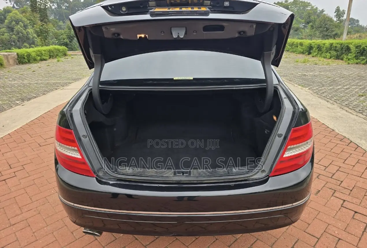 Mercedes-Benz C200 2010 Black
