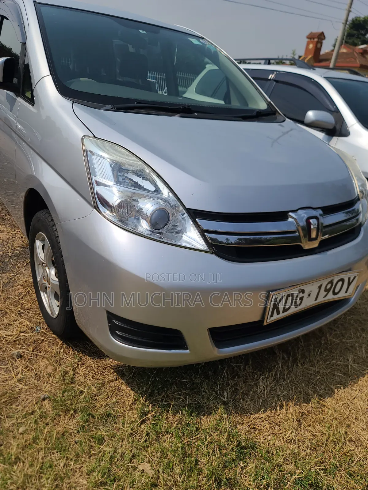 Toyota ISIS 2014 Silver