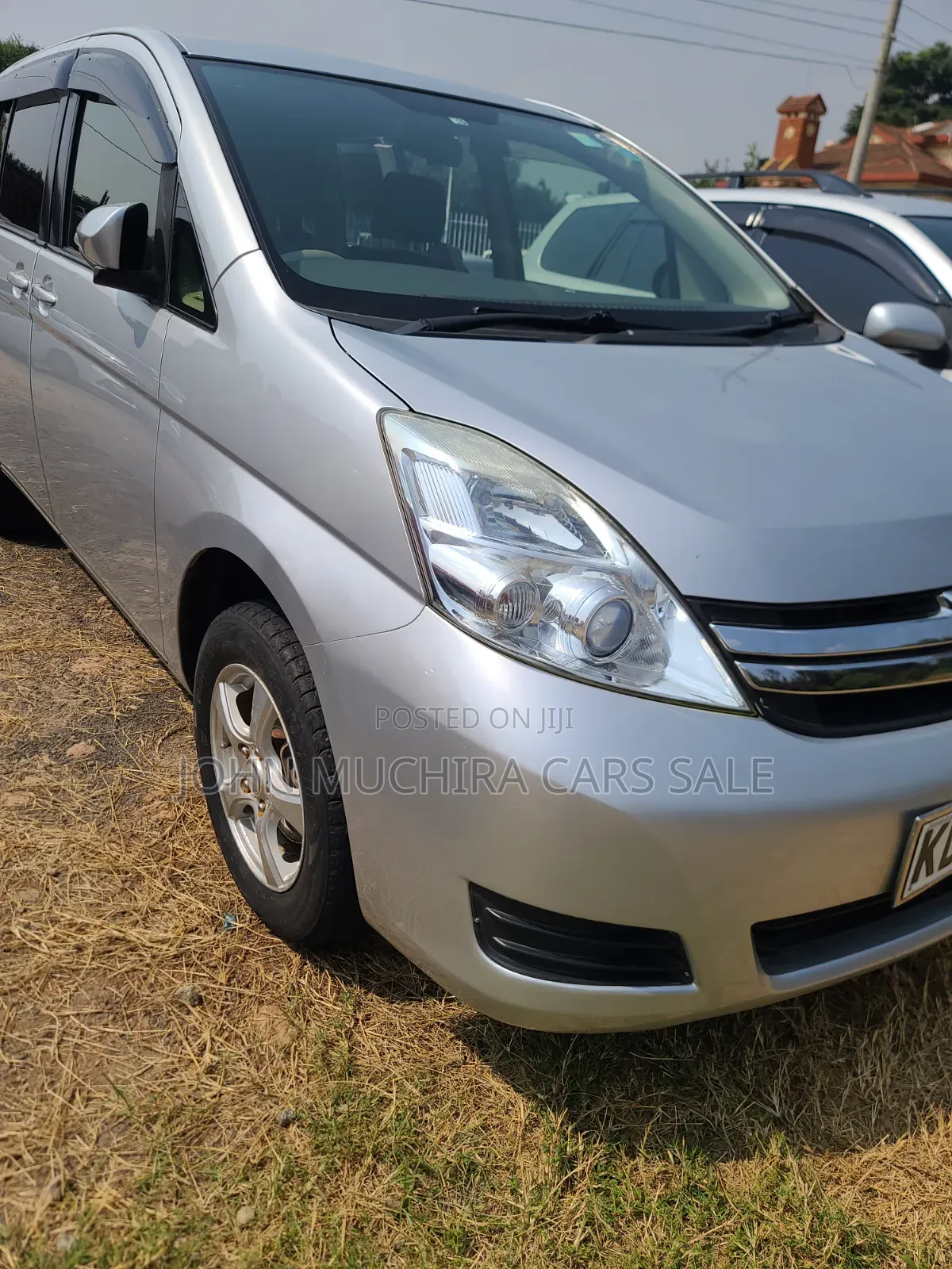 Toyota ISIS 2014 Silver
