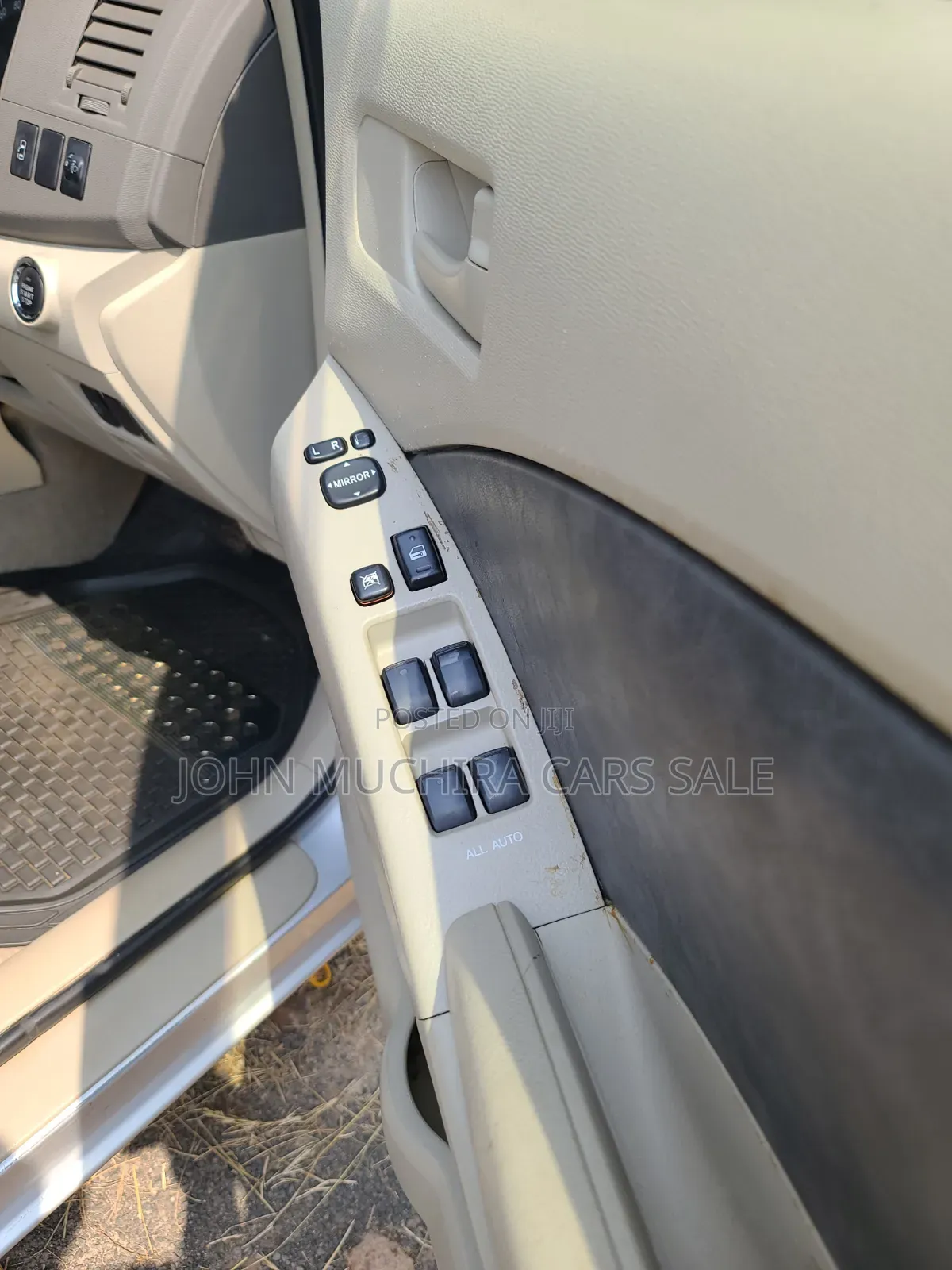 Toyota ISIS 2014 Silver