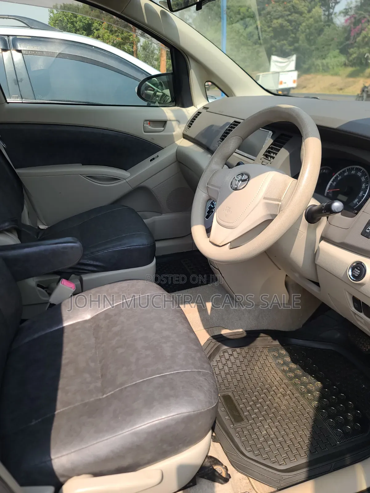 Toyota ISIS 2014 Silver