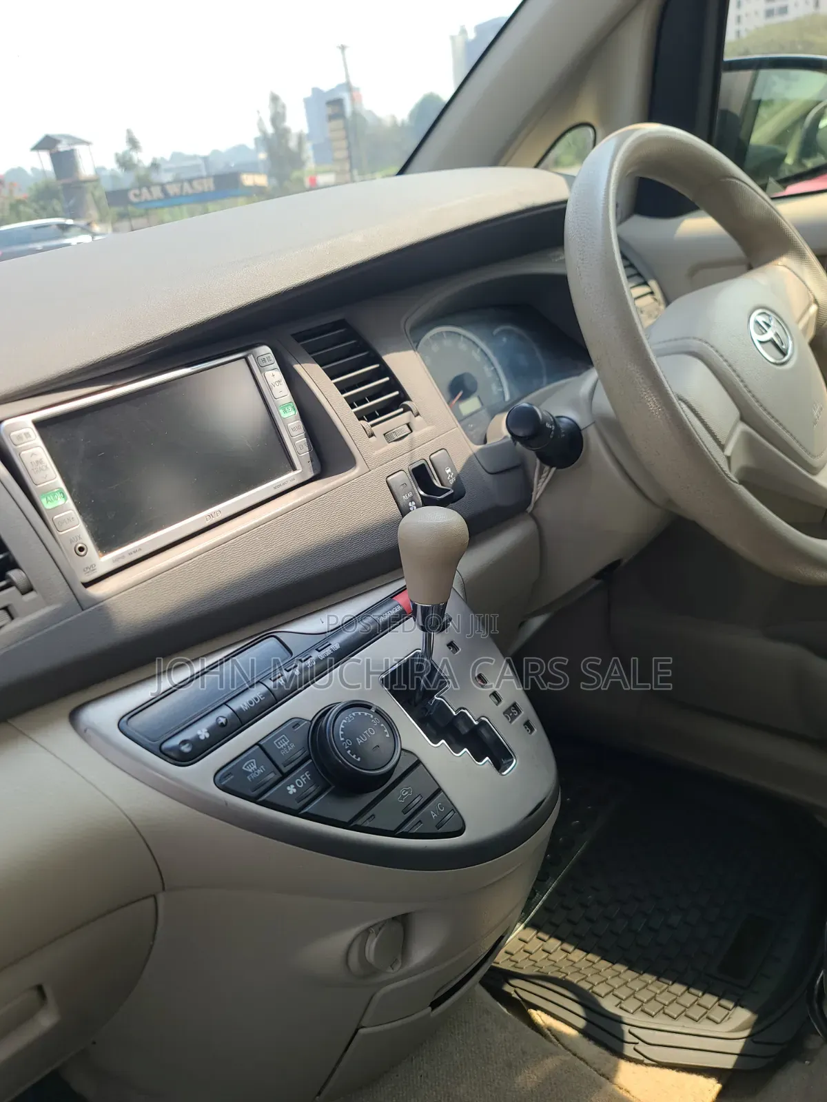 Toyota ISIS 2014 Silver