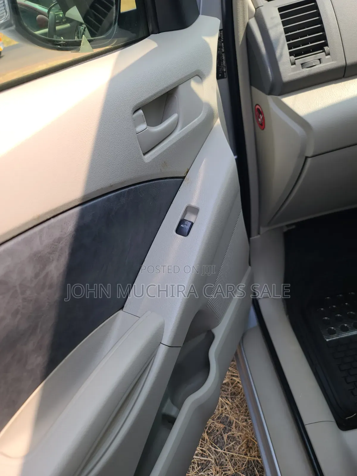 Toyota ISIS 2014 Silver