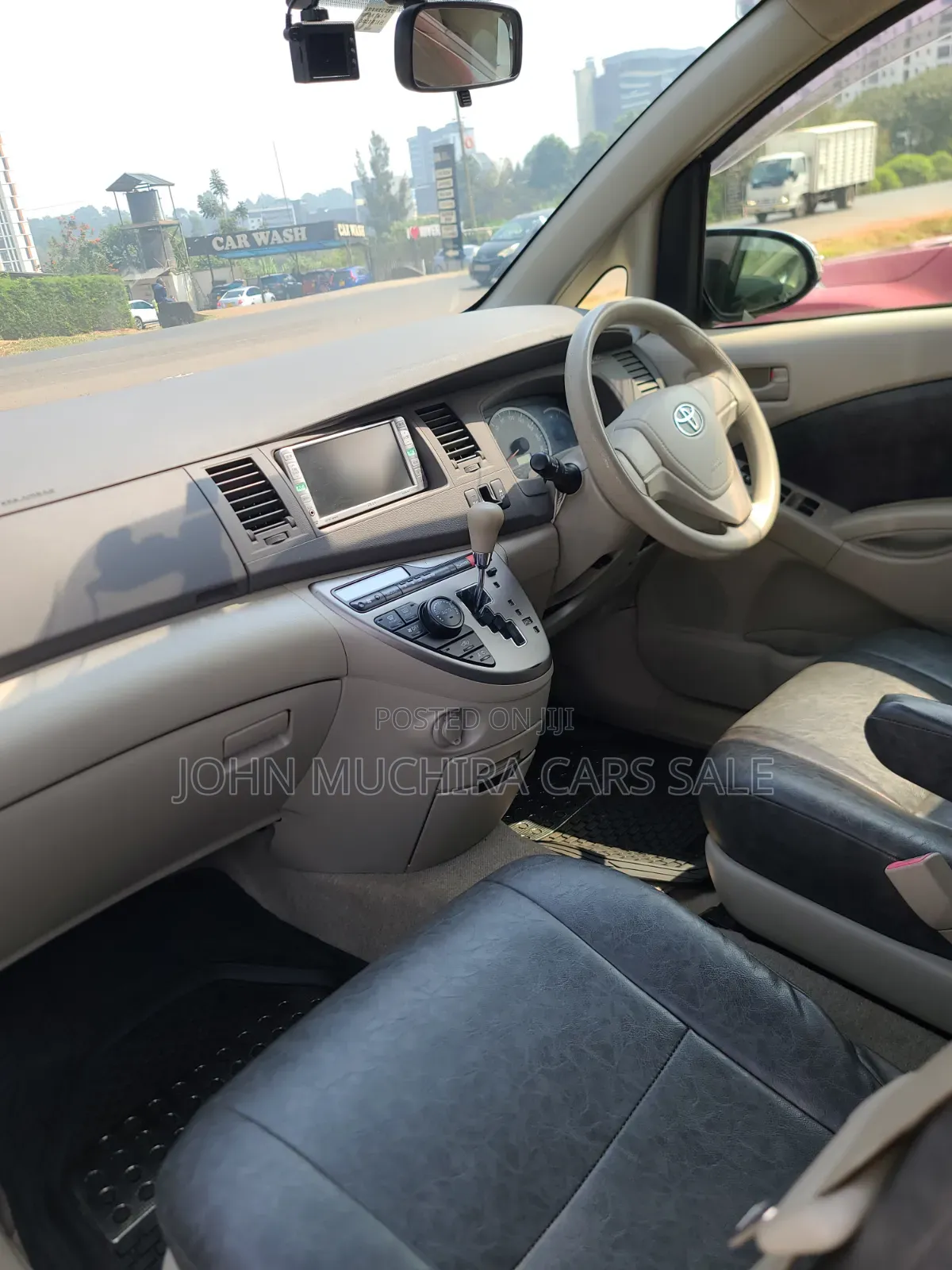 Toyota ISIS 2014 Silver