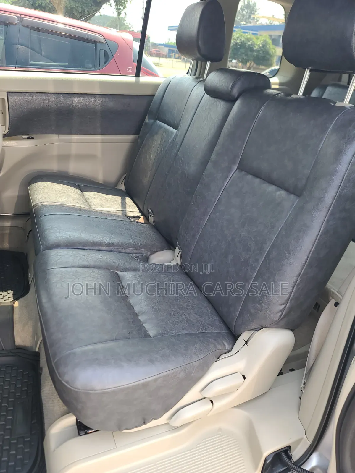 Toyota ISIS 2014 Silver