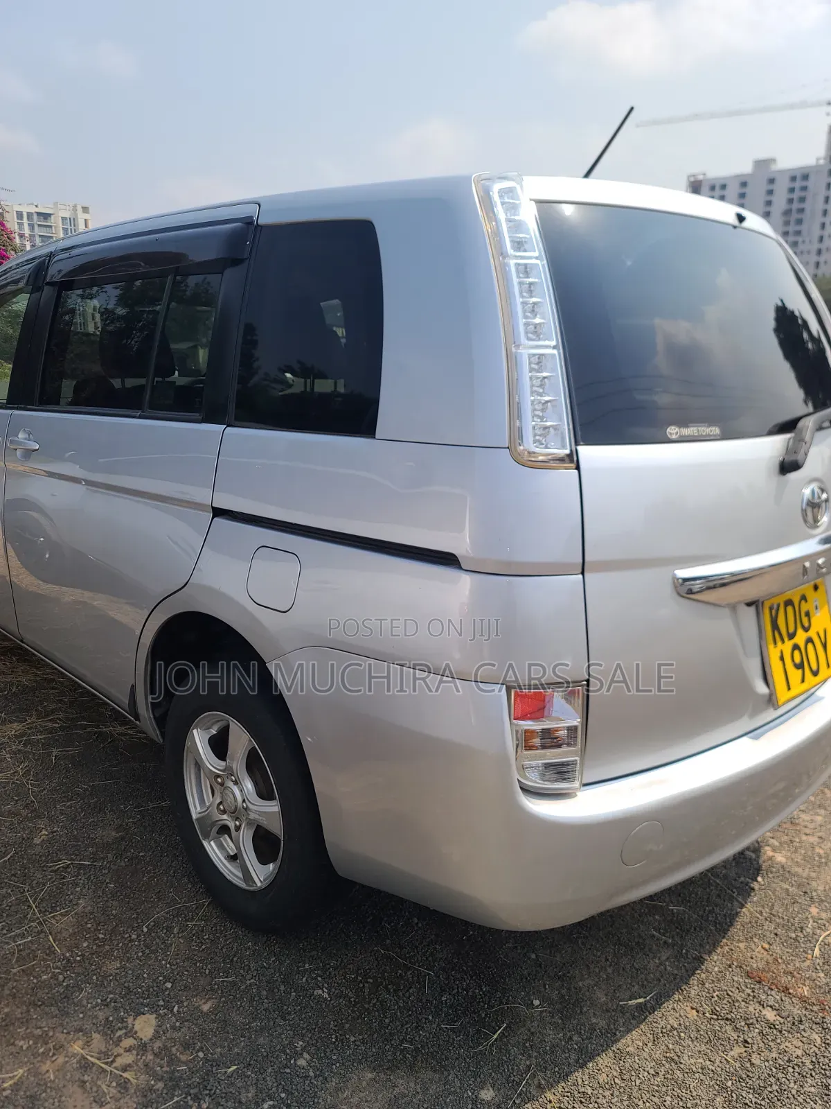Toyota ISIS 2014 Silver