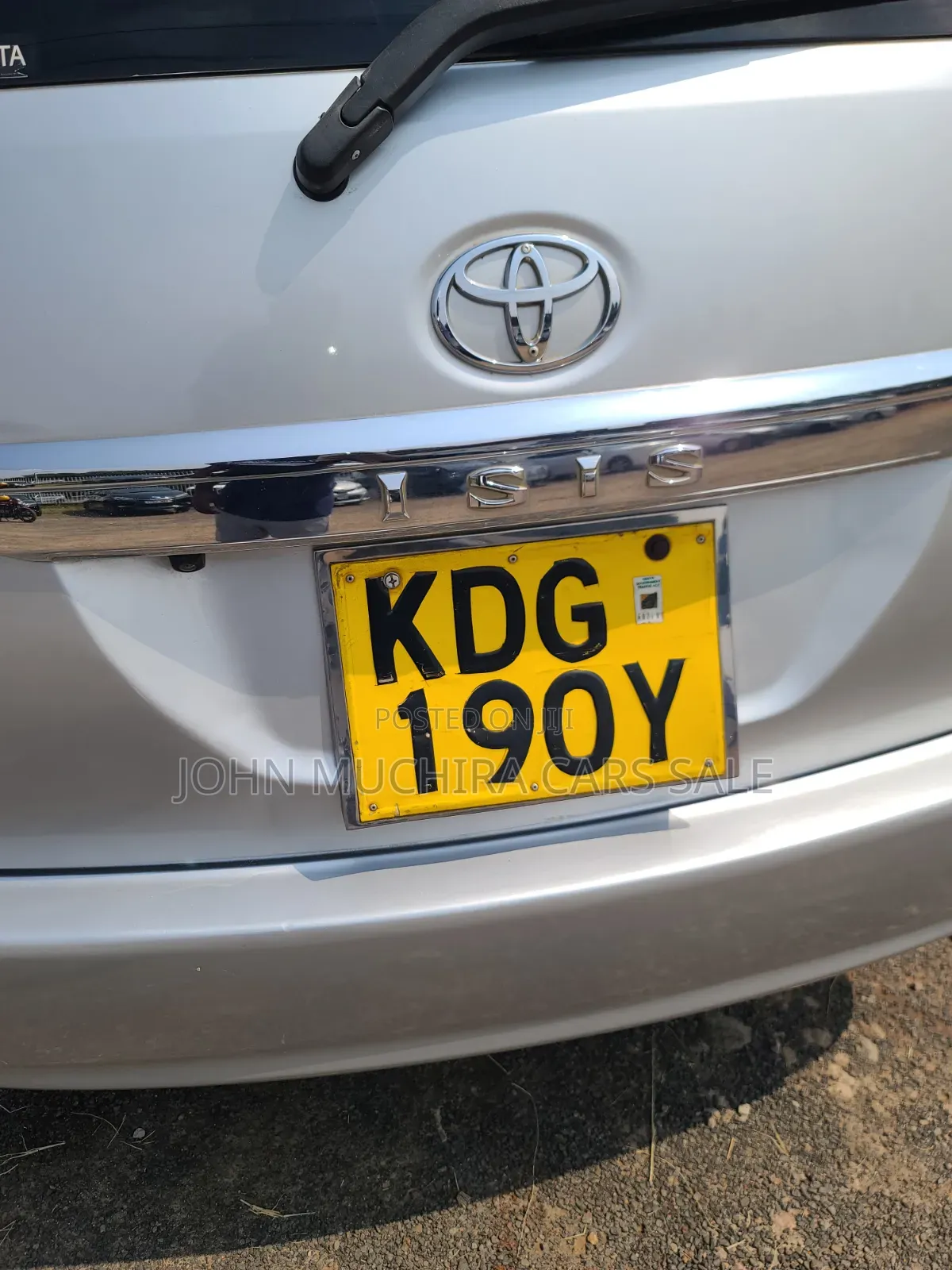 Toyota ISIS 2014 Silver