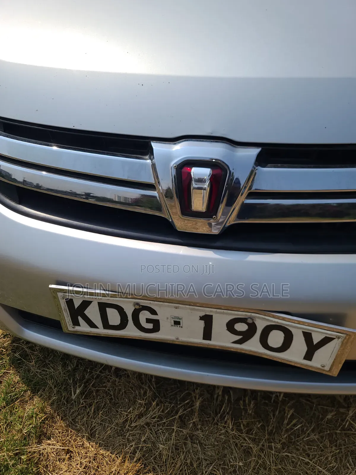 Toyota ISIS 2014 Silver