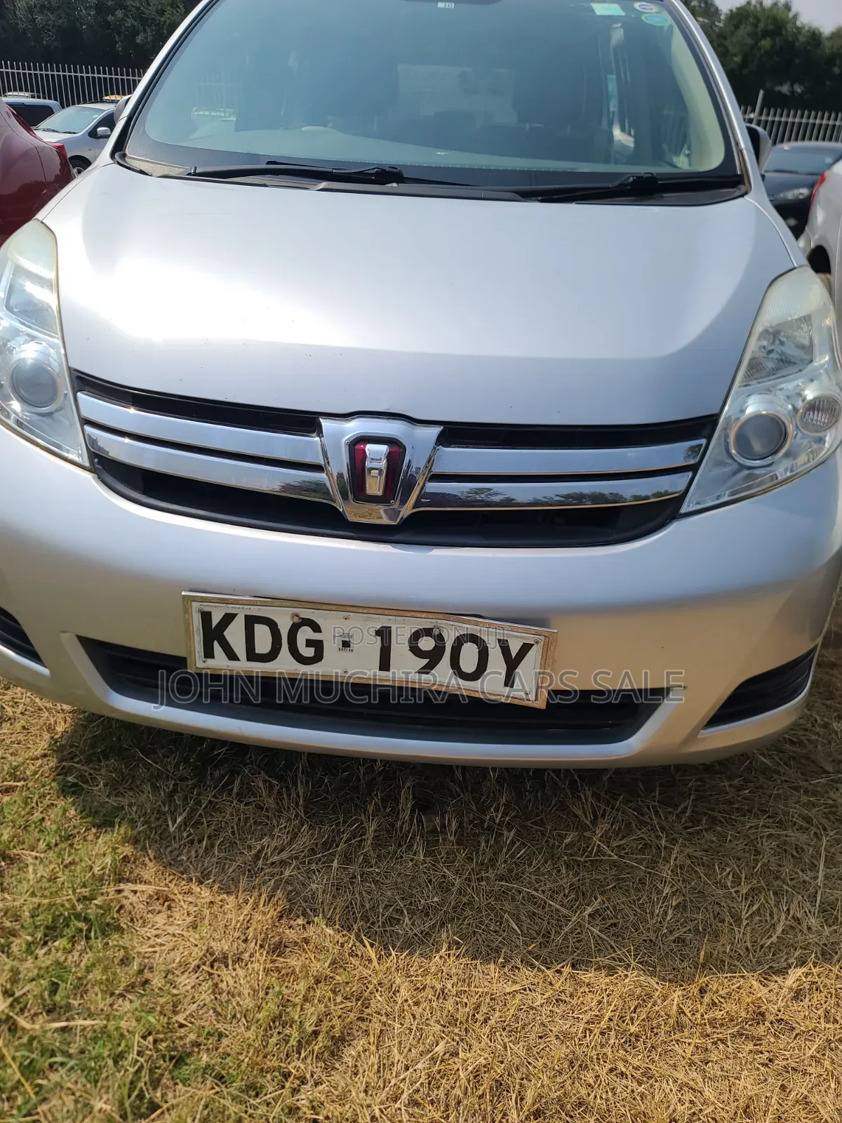 Toyota ISIS 2014 Silver