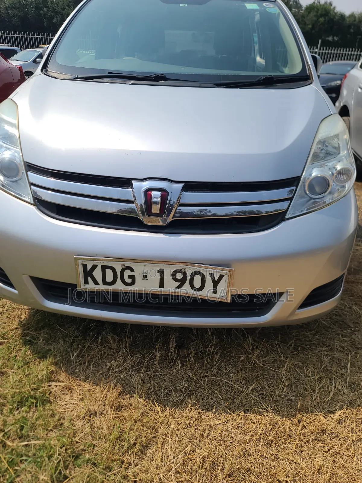 Toyota ISIS 2014 Silver