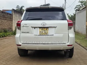Toyota Vanguard 2012 White