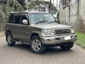 Mitsubishi Pajero IO 2000 Gold