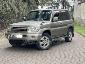 Mitsubishi Pajero IO 2000 Gold