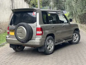 Mitsubishi Pajero IO 2000 Gold