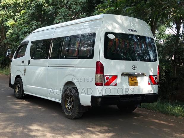 Toyota HiAce 2011 White - thumbnail 4