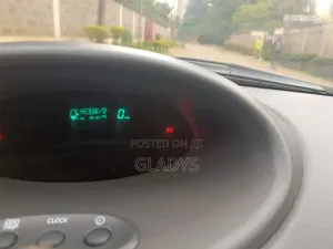 Toyota Vitz 2000 Gold