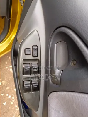 Toyota Vitz 2000 Gold