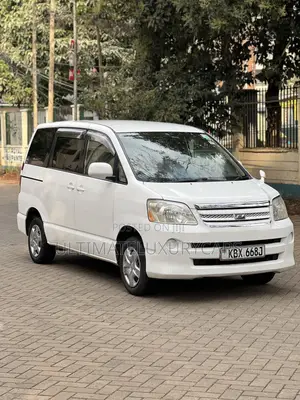 Toyota Noah 2.0 143hp FWD (8 Seater) 2007 White