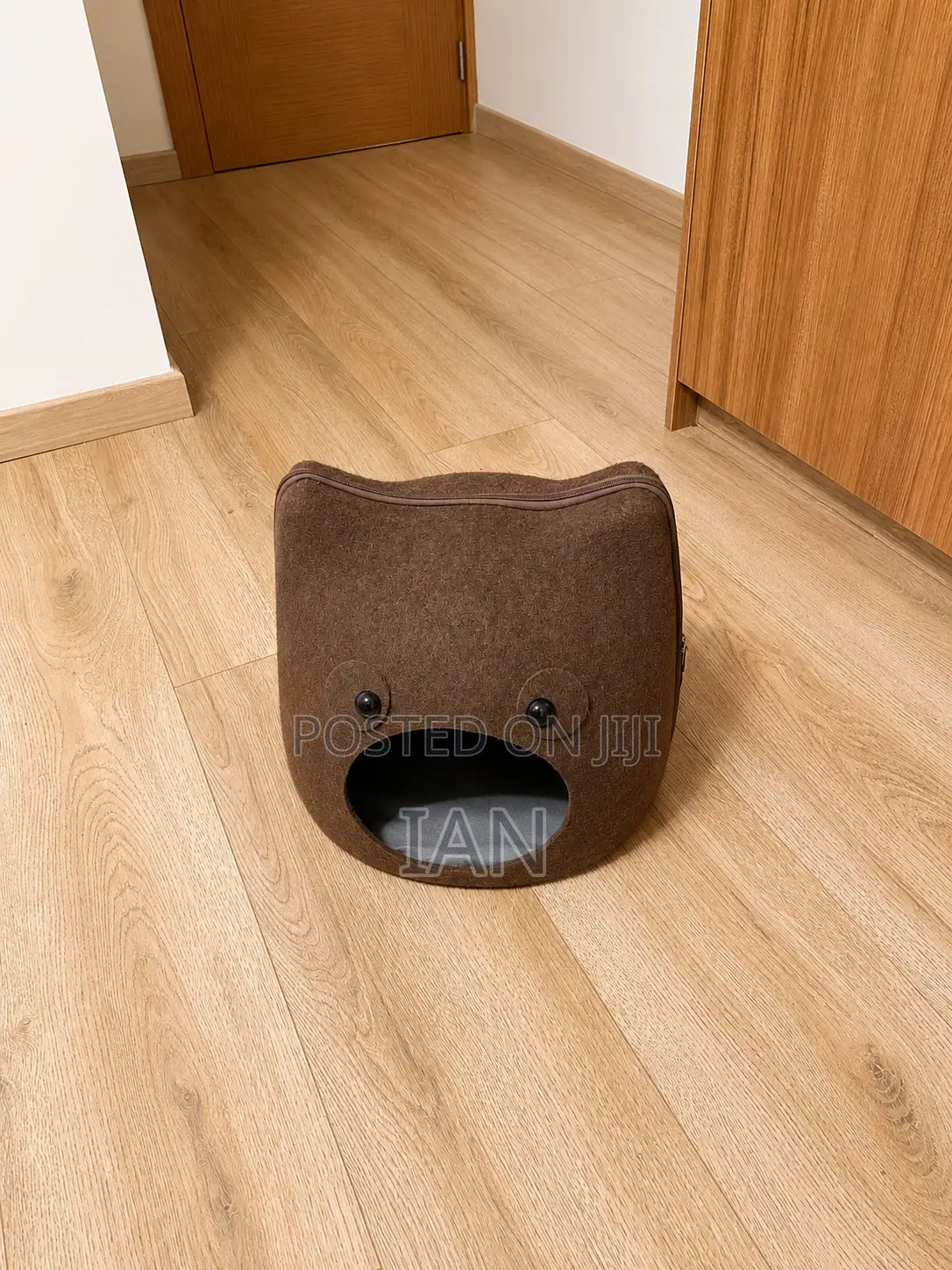 Cozy Cat House / Enclosed Pet Bed