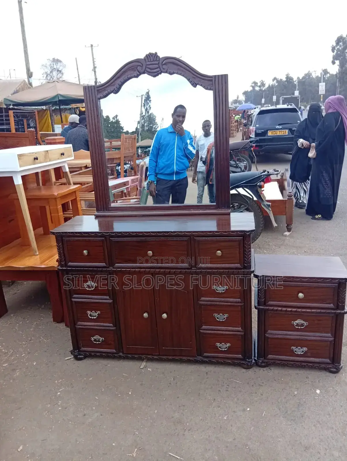 Clean Dressing Table With Mirror