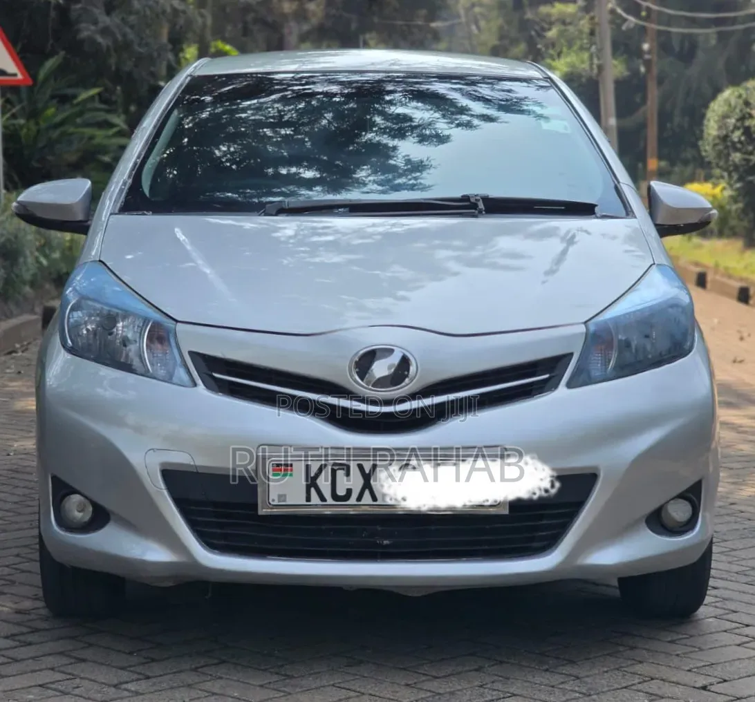Toyota Vitz 2012 Silver