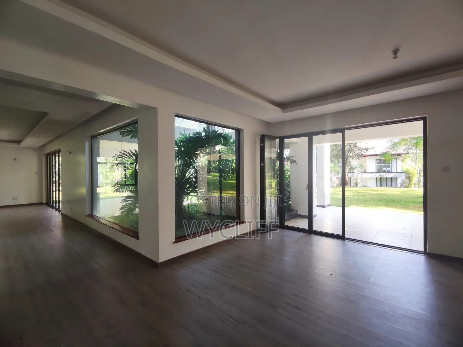 5bdrm Mansion in Hardy for sale