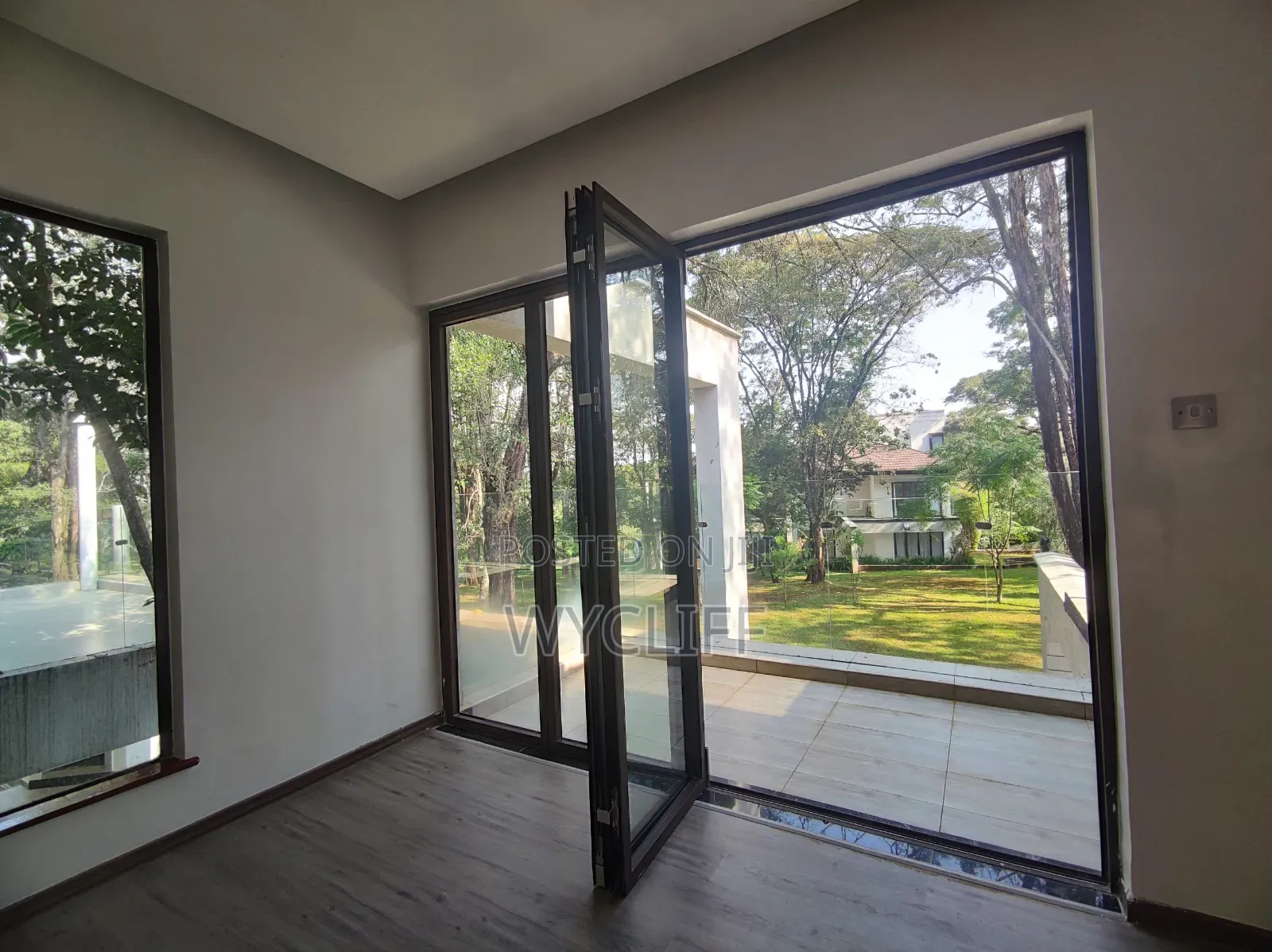 5bdrm Mansion in Hardy for sale