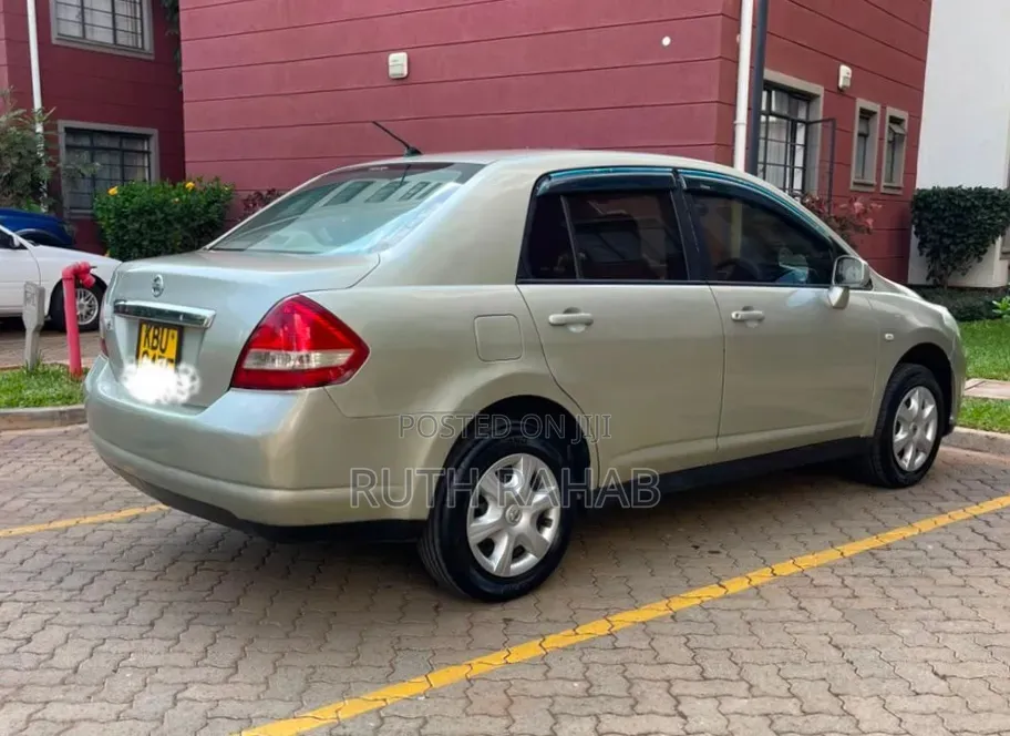 Nissan Tiida 2009 Gold