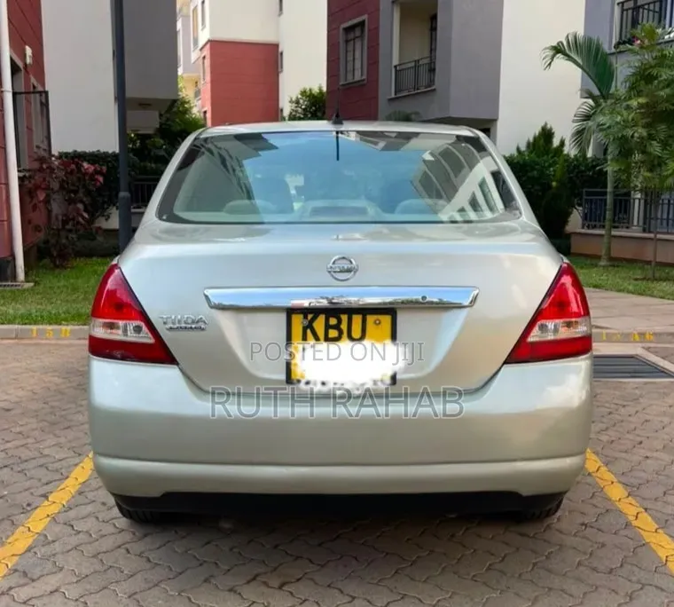 Nissan Tiida 2009 Gold