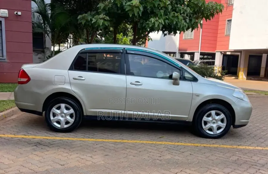 Nissan Tiida 2009 Gold
