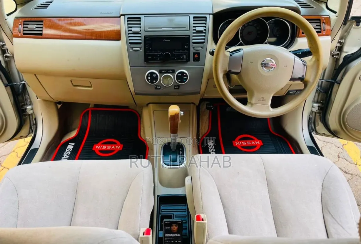 Nissan Tiida 2009 Gold