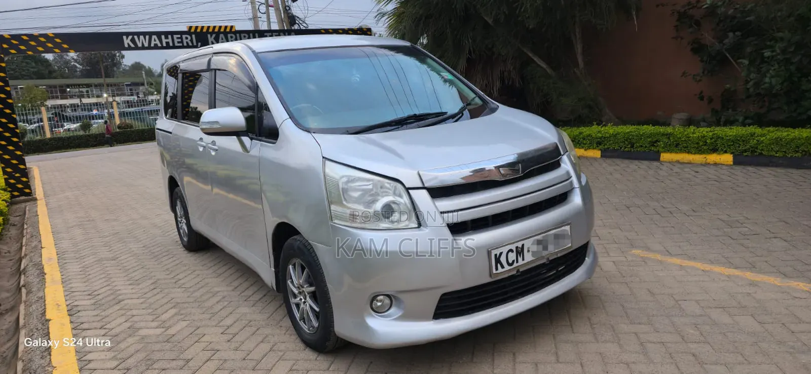 Toyota Noah 2011 Silver
