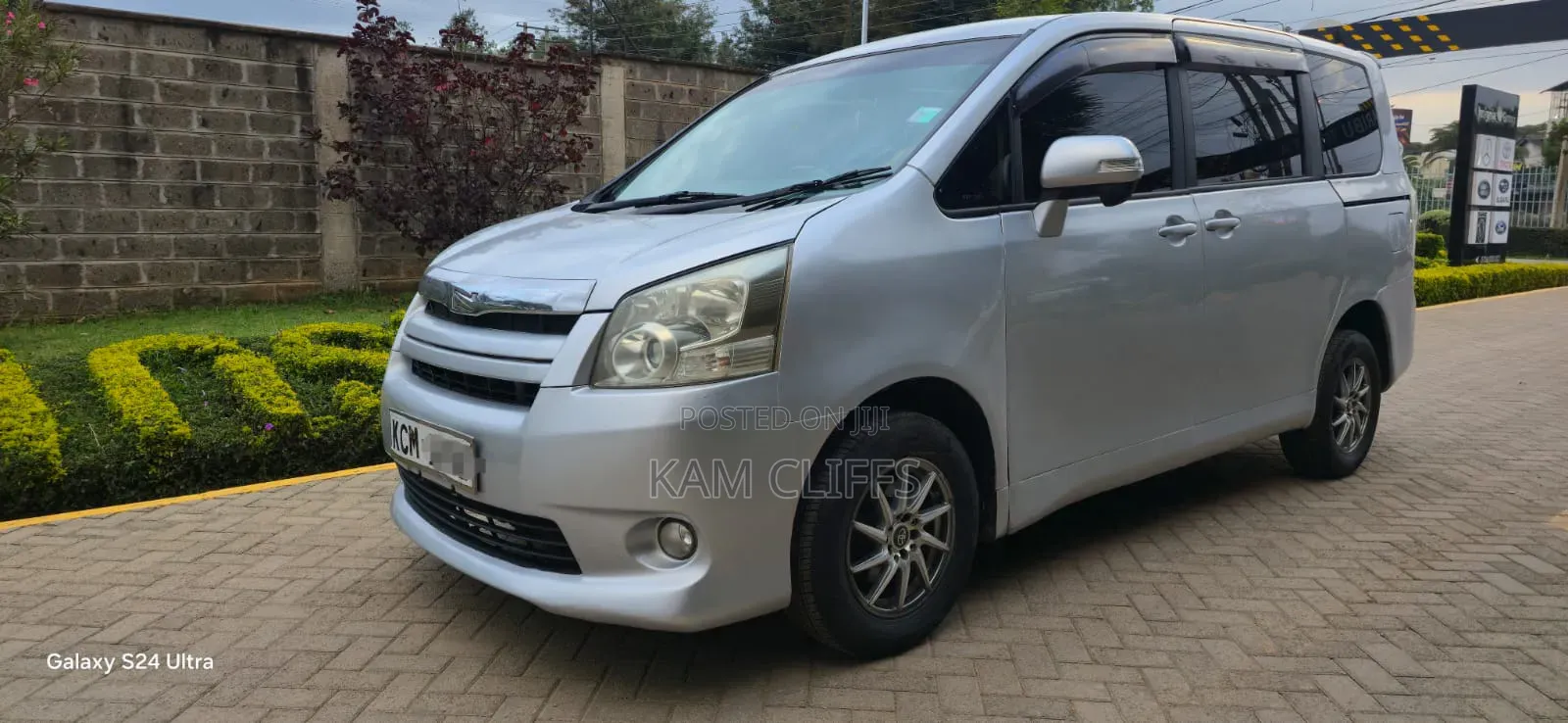 Toyota Noah 2011 Silver