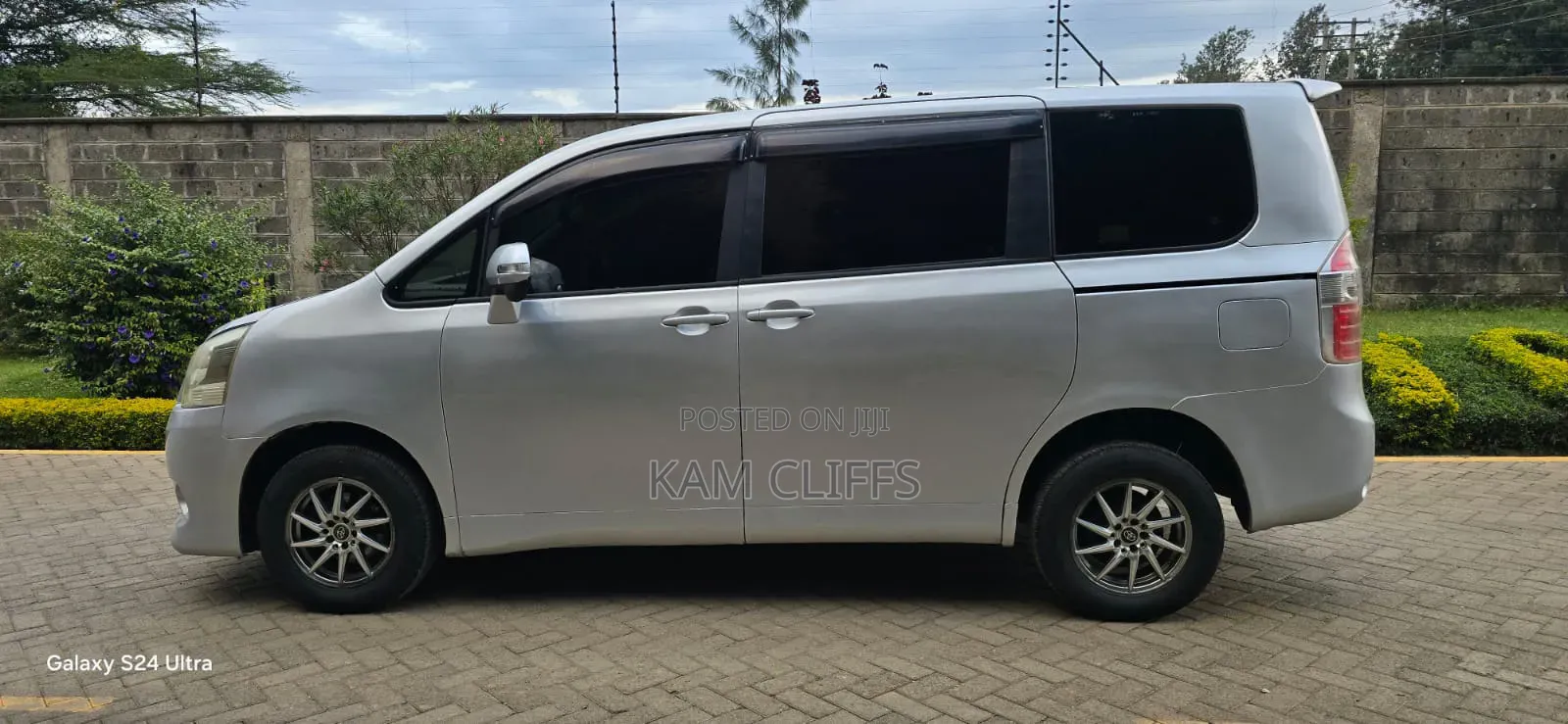 Toyota Noah 2011 Silver