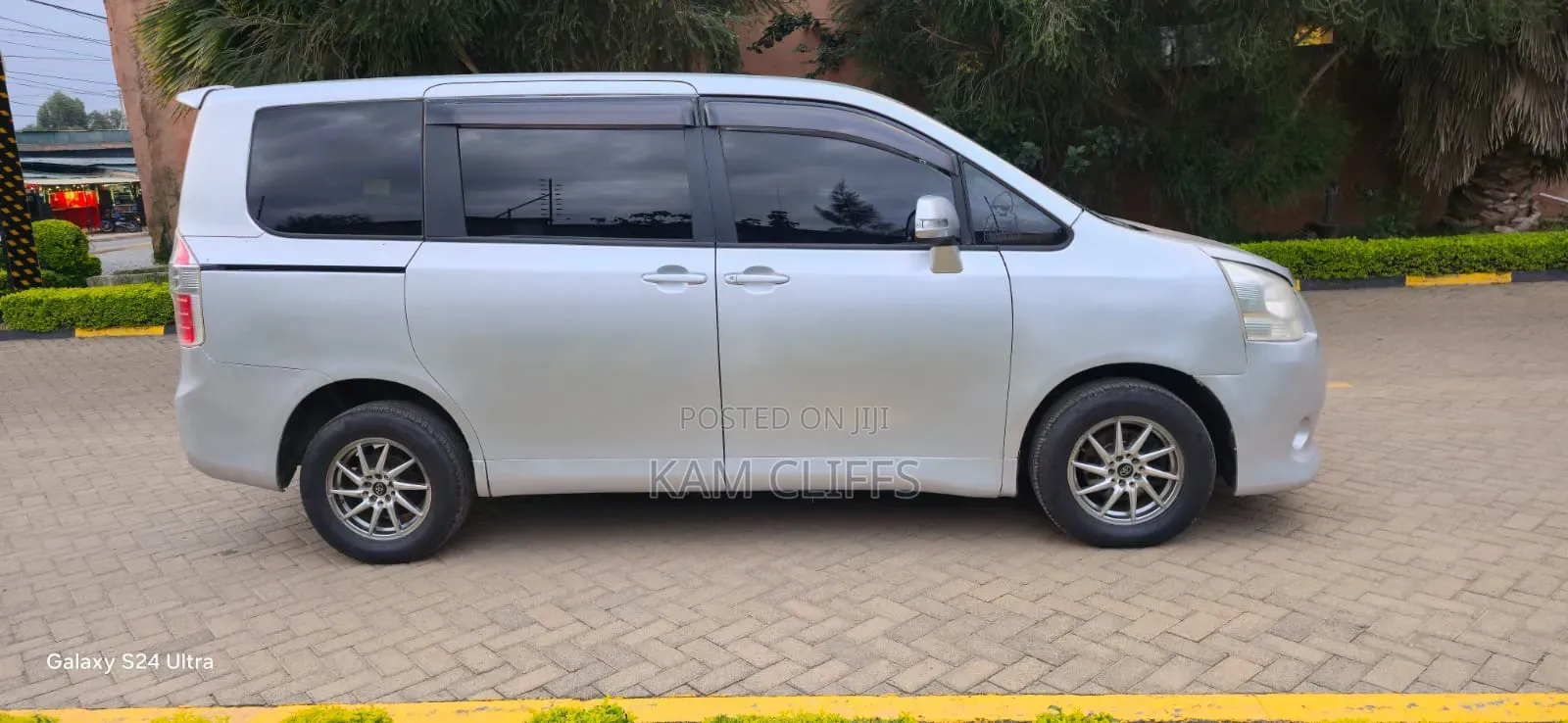 Toyota Noah 2011 Silver