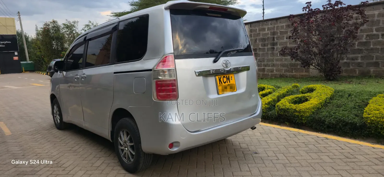 Toyota Noah 2011 Silver