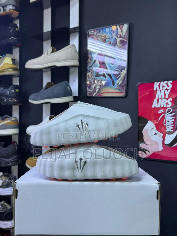 Gray Nike X Travis Scott Mind