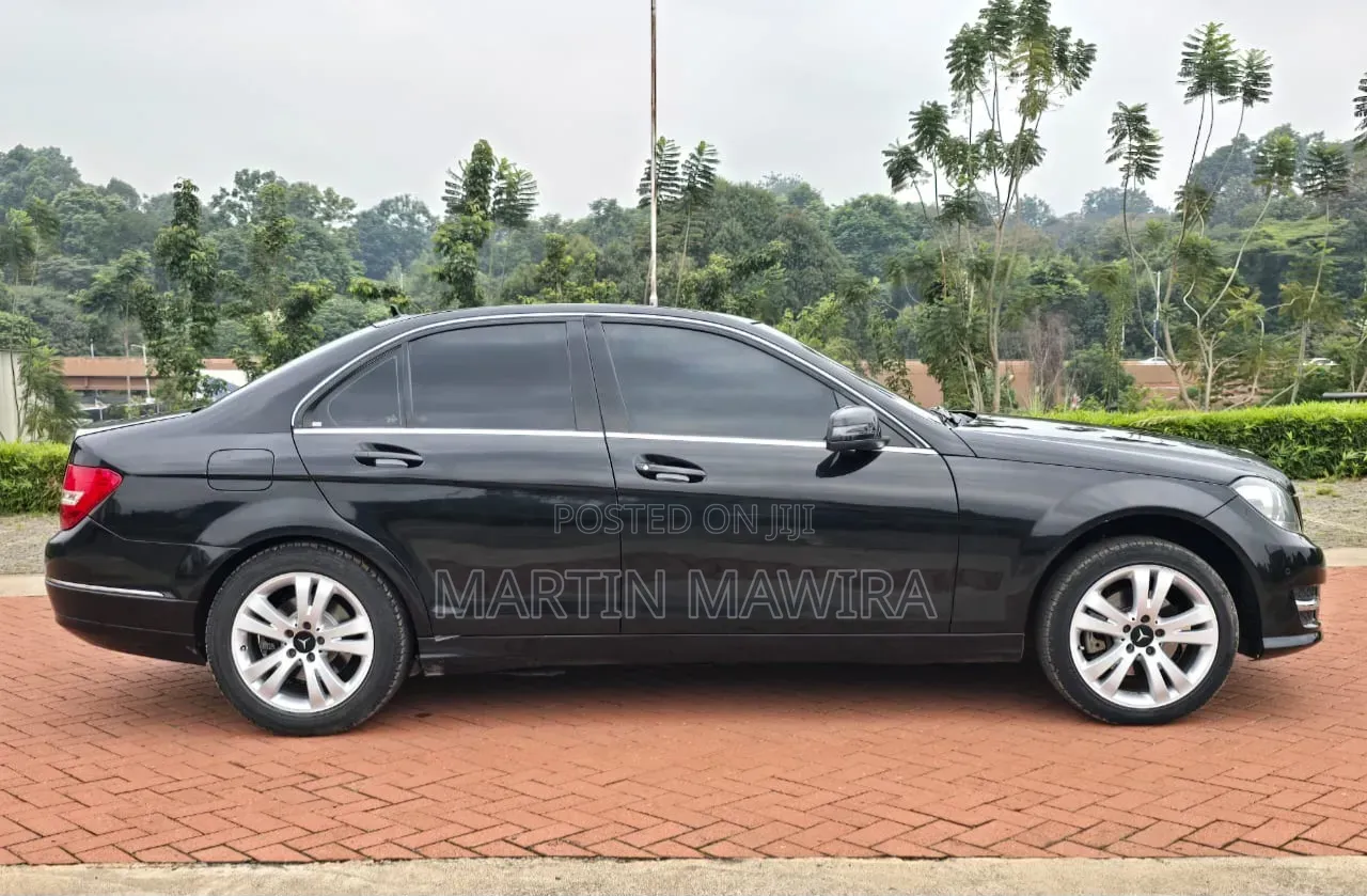 Mercedes-Benz C200 2010 Black