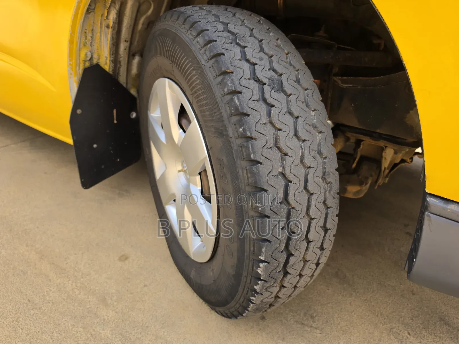 Toyota HiAce 2005 Yellow