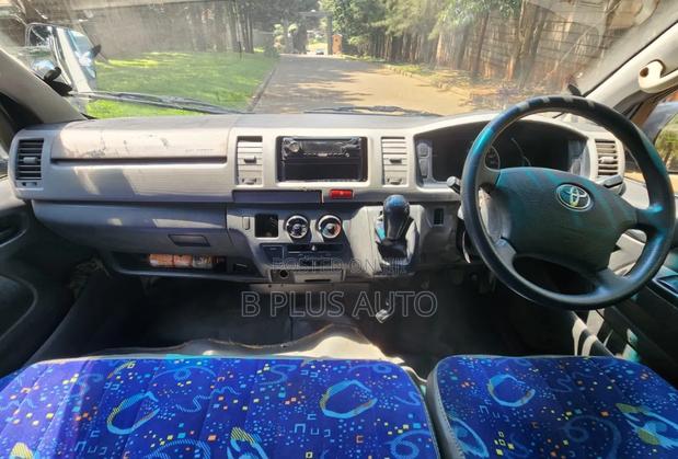 Toyota HiAce 2009 White - thumbnail 4