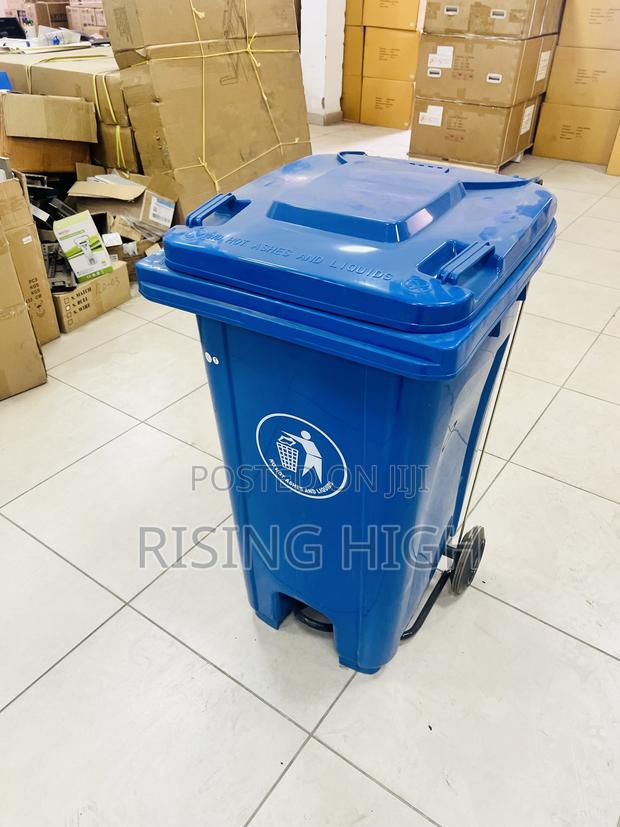 Premium Wheelie Bin 240l – Easy to Move, Easy to Clean