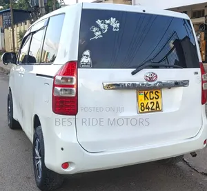 Toyota Noah 2.0 158hp FWD (8 Seater) 2011 White