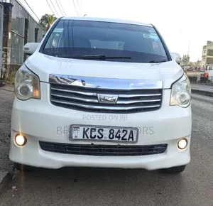 Toyota Noah 2.0 158hp FWD (8 Seater) 2011 White