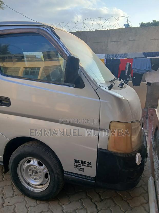 Nissan Caravan - thumbnail 4