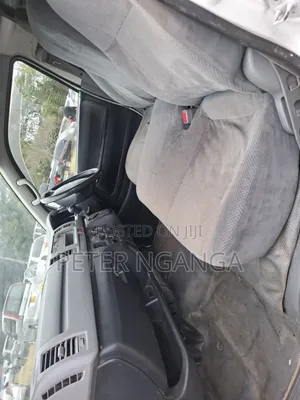 Toyota HiAce 2010 Yellow